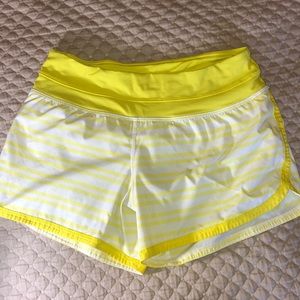 Lululemon size 6 (small) shorts like new